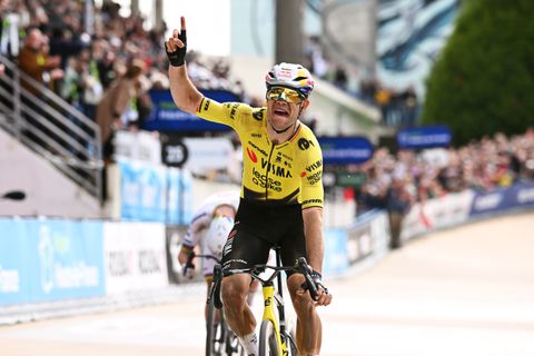 Zege Wout van Aert zorgt voor emoties bij ouders overleden ploeggenoot: 'De tranen liepen over mijn wangen'