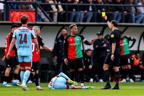 Oud-toparbiter stomverbaasd na actie Serdar Gözübüyük tijdens NEC - Feyenoord: 'Geen gele, maar een rode kaart'