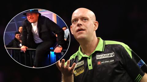 Topdarter Michael van Gerwen klimt over de hekken en stormt podium op bij bekende zanger