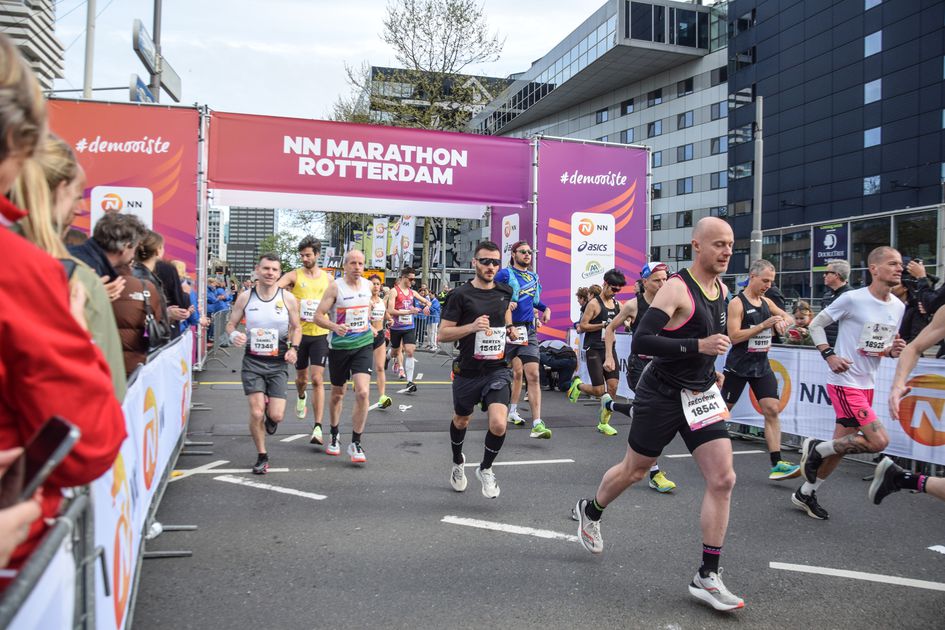 Angstaanjagend moment voor deelnemer marathon van Rotterdam, op 250 meter van de finish