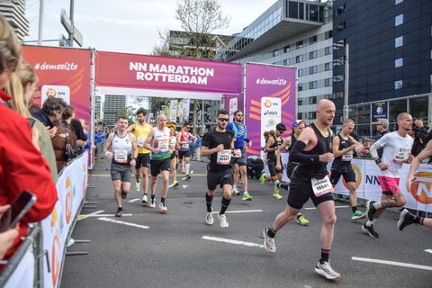 Angstaanjagend moment voor deelnemer marathon van Rotterdam, op 250 meter van de finish