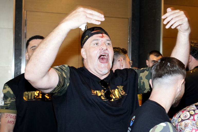 Vader Tyson Fury deelt keiharde kopstoot uit aan lid van team Usyk: 'Geniet van de entertainment'