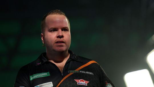 Topdarter Dirk van Duijvenbode komt bizarre onderbreking niet meer te boven