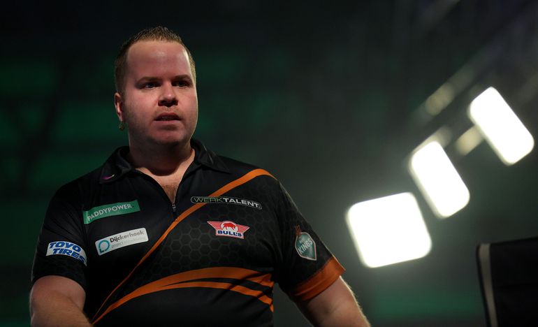 Topdarter Dirk van Duijvenbode komt bizarre onderbreking niet meer te boven