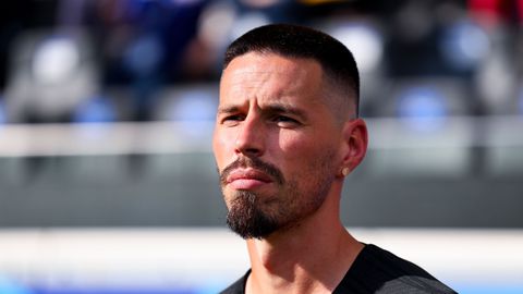 Ajax verwelkomt heel bijzondere gast op trainingsveld: 'Toen ik jong was, keek ik al naar dat team'