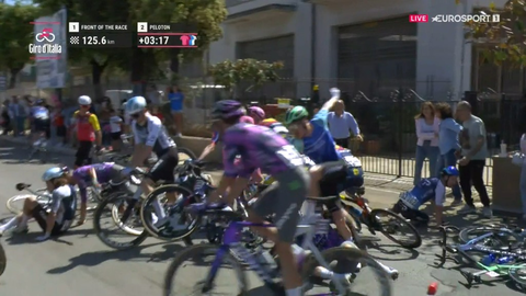 Ineens schrik in 'rustige' sprintetappe Giro d'Italia: opgave na valpartij met leider Mads Pedersen erbij