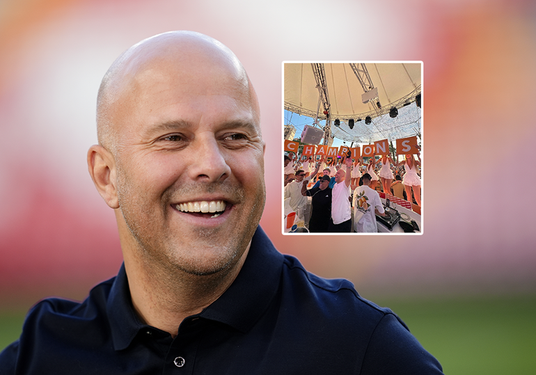 Liverpool-trainer Arne Slot feestend gespot op Ibiza, omringd door vrouwen