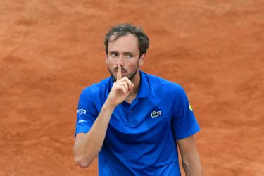 Veelbesproken toptennisser maakt twijfelachtige reputatie waar en gaat confrontatie aan met fans van tegenstander