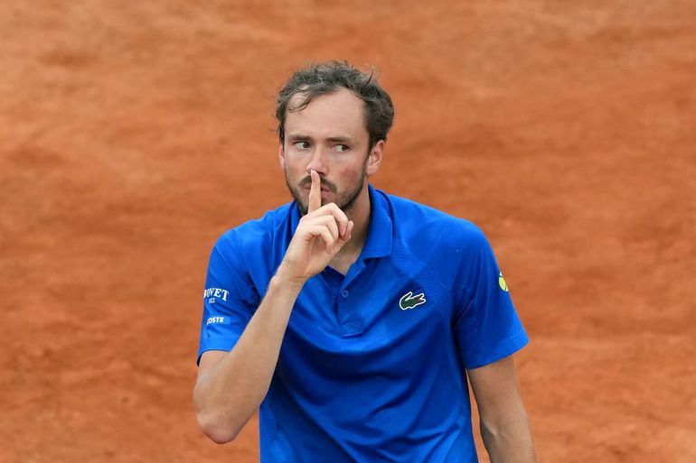 Veelbesproken toptennisser maakt twijfelachtige reputatie waar en gaat confrontatie aan met fans van tegenstander