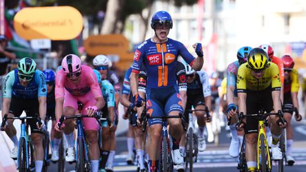 Verrassende Nederlandse zege in vierde etappe Giro d'Italia, volledig oranje podium in Lecce