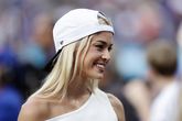 Wereldberoemde sportvrouw duikt op omringd door fotomodellen, fans valt iets bijzonders op
