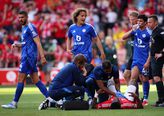 Taiwo Awoniyi ligt met veel pijn op de grond. © Getty Images