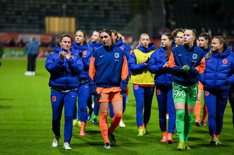 Dit is het tenue voor de Oranje Leeuwinnen op EK 2025: 'Verwijst naar dit iconische shirt'