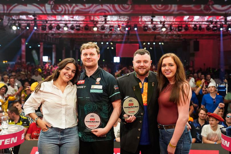 Kevin Doets met zijn vriendin Bibi Rangel na de finale van de Euro Tour in Graz, met winnaar Josh Rock en zijn vriendin. ©PDC