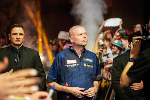 'Hij denkt er over na een stapje terug te doen': dartslegende Raymond van Barneveld 'heeft het heel zwaar'