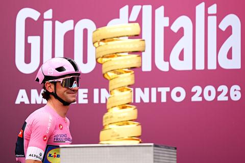 LIVE Giro d'Italia | Volg hier alle ontwikkelingen in de regenachtige vijfde etappe