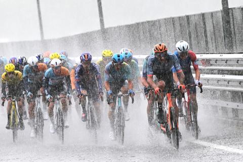 Wielericoon Tom Dumoulin vreest voor renners na extreme omstandigheden in Giro: 'Zo erg, zelden gezien'