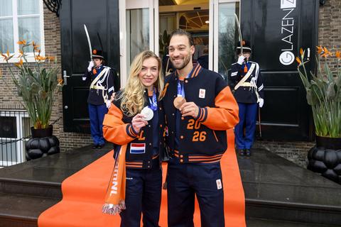 Topschaatser Kjeld Nuis reageert met knipoog op Olympische Spelen in Thialf, vriendin Joy Beune ziet de bui al hangen