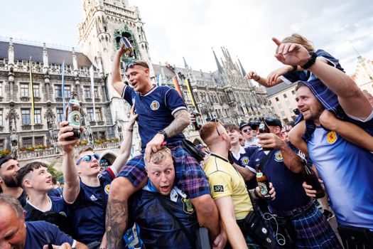 Honderdduizenden Schotse fans nemen München over: 'Bier was om negen uur 's ochtends al op'