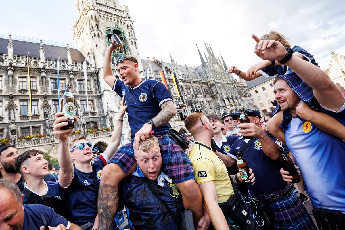 Honderdduizenden Schotse fans nemen München over: 'Bier was om negen uur 's ochtends al op'