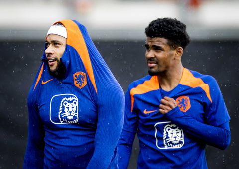 Ian Maatsen blikt terug op meest hectische dagen uit zijn leven: 'Ik kreeg het belletje op de boot met een watertje in mijn hand'