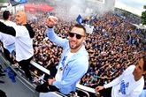 Stefan de Vrij geniet tijdens kampioensparade Inter. © Getty Images