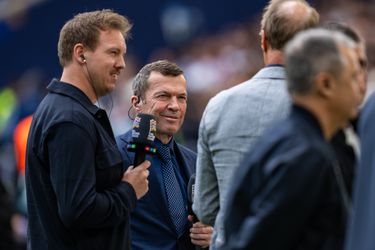 Duitse voetballegende (65) baart opzien met veel jongere vriendin na vijfde(!) scheiding