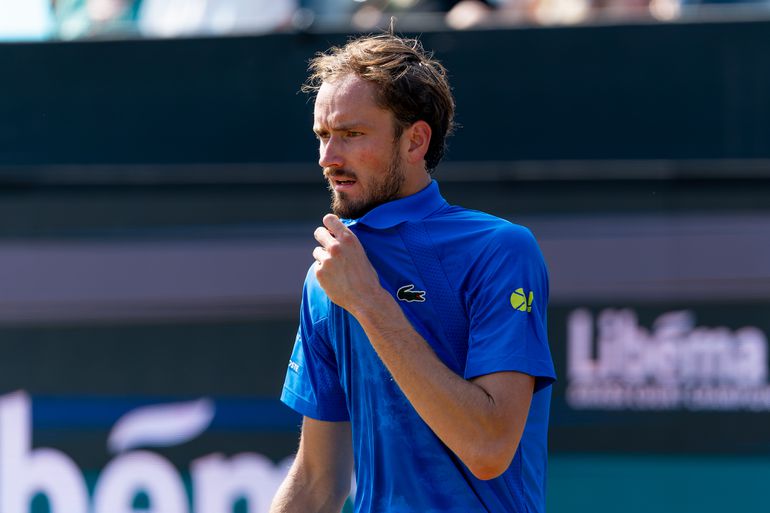 Russische toptennisser Daniil Medvedev uitgeschakeld door Amerikaanse 'reus' op Libéma Open