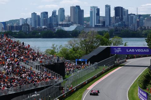 Max Verstappen zet snelste tijd neer in VT1, rode vlag na pijnlijke crash Charles Leclerc voor GP van Canada