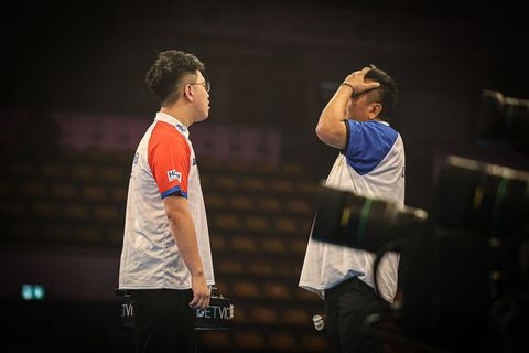 World Cup of Darts-speler maakt teamgenoot boos door merkwaardige misser