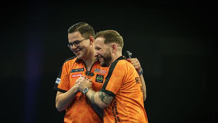 Nederland maakt goulash van Hongarije op World Cup of Darts en bereikt tweede ronde