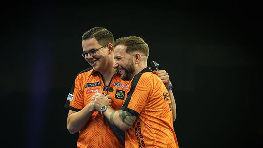 Nederland maakt goulash van Hongarije op World Cup of Darts en bereikt tweede ronde