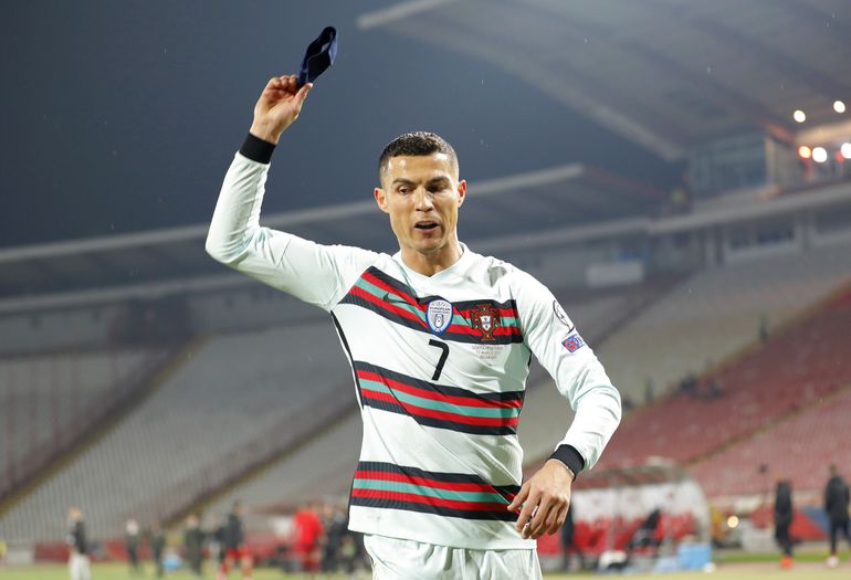 Hoe een weggegooide aanvoerdersband van Cristiano Ronaldo een leven redde: 'We zijn blij en dankbaar'