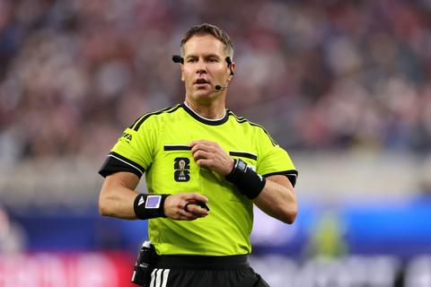 Historische VAR-ingreep bij Danny Makkelie roept discussie op: 'Het was gewoon een foute beoordeling'