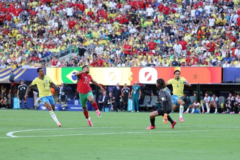 Droomgoal van Ismael Saibari (PSV) voor Marokko tegen Brazilië op WK voetbal