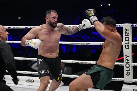 Antonio Plazibat deelt bizarre knock-out uit bij Glory: ongeloof en schrik na ongekende climax