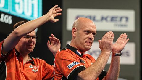 Topdarters Michael van Gerwen en Gian van Veen houden droom van wereldtitel in leven bij World Cup of Darts