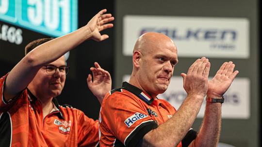 Topdarters Michael van Gerwen en Gian van Veen houden droom van wereldtitel in leven bij World Cup of Darts