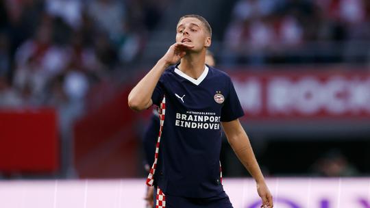 Topvoetballer Joey Veerman (27) toont liefdesgeluk na opmerkelijke reclame, Oranje-speler reageert vanuit Amerika