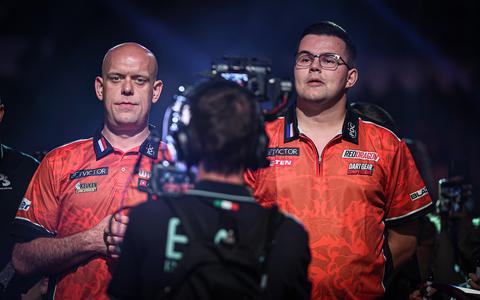 Michael van Gerwen verwacht vijandig publiek bij World Cup of Darts: 'We gooien ze van het podium af'