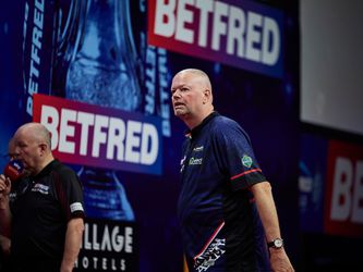 Raymond van Barneveld worstelt met zichzelf op World Matchplay: 'Ik speel al 40 jaar darts...'