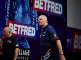 Raymond van Barneveld worstelt met zichzelf op World Matchplay: 'Ik speel al 40 jaar darts...'