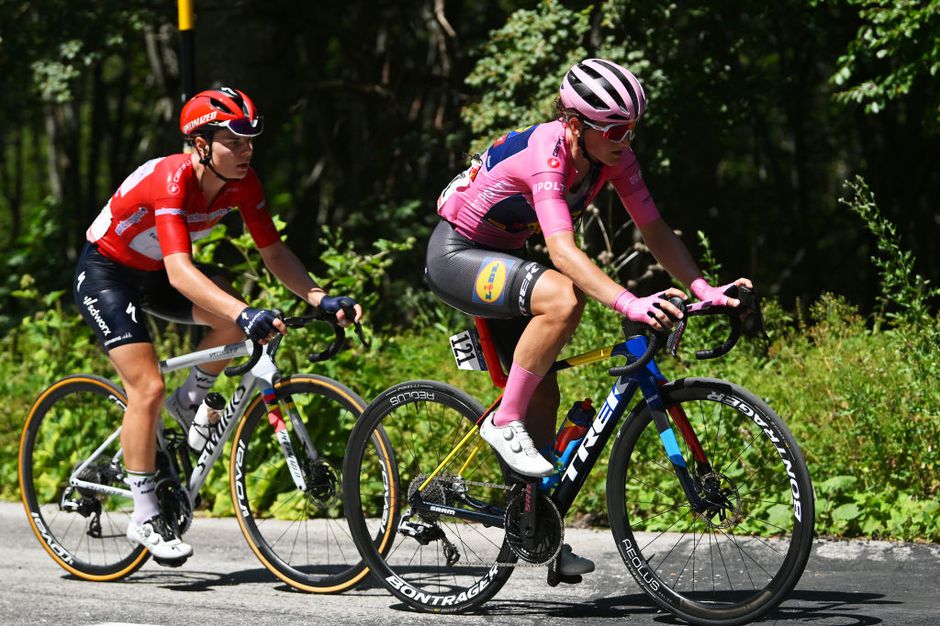 Extreme spanning in Giro Donne: twee rensters gaan binnen één seconde laatste rit in