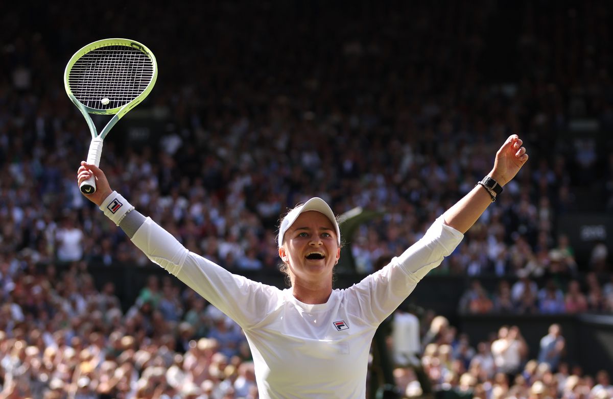 Barbora Krejcikova pakt eerste eindzege Wimbledon na sensationele finale tegen Jasmine Paolini