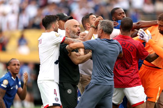 WK-finale tussen Chelsea en PSG ontspoort volledig: rode kaart na trekken aan haren, coach grijpt speler bij de keel