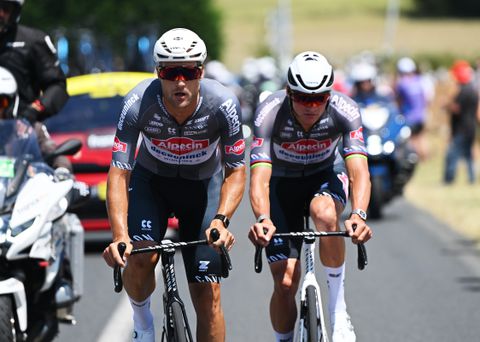 Mathieu van der Poel zorgt voor paniek in Tour-peloton: ultieme vlucht eindigt spectaculair