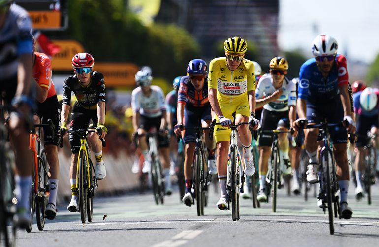 Tadej Pogacar geeft Mathieu van der Poel 'de schuld' van afzien in Tour de France: 'Dat helpt niet mee'