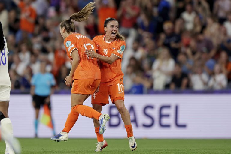 LIVE EK vrouwenvoetbal | Oranje Leeuwinnen ruiken bloed tegen Frankrijk: Sarina Wiegman weigert te helpen