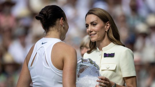 Diep geraakte toptennisster wordt op Wimbledon getroost door 'stralende' beroemdheid