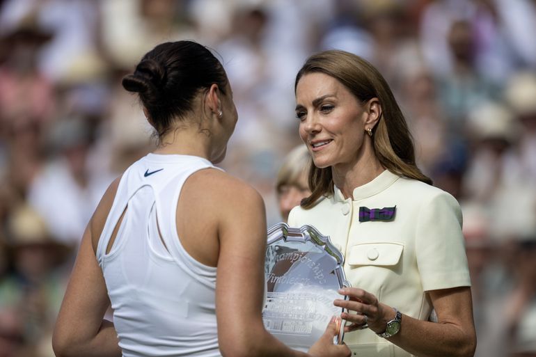 Diep geraakte toptennisster wordt op Wimbledon getroost door 'stralende' beroemdheid